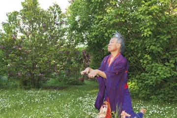 Tadashi Endo tanzt kniend Butho in einem Garten