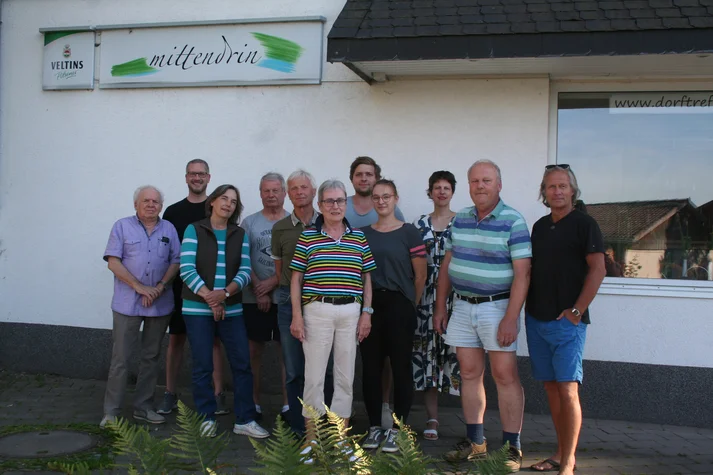 Engagierte des Dorftreff Reyershausen vor dem Begegnungsort "mittendrin"