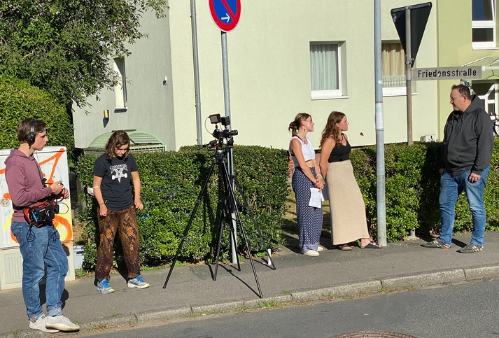 Jugendlichen bei den Dreharbeiten für eines der Interviews in der Friedensstraße in Rosdorf, unweit des Tatorts (interviewt wird Tom Schmidt, Zeitzeuge und guter Freund von Alexander Selchow).