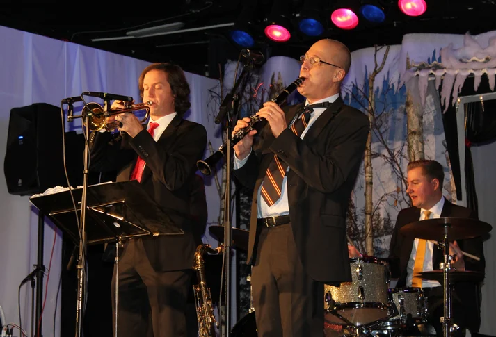 Die Band "Kings of Swing" - ein Trompeter und ein Klarinettist im Vordergrund, dahinter ein Schlagzeuger