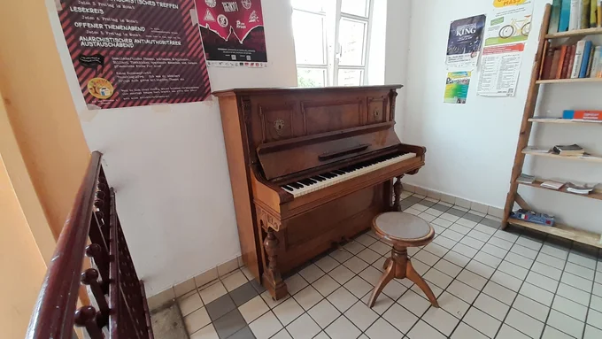 Ein Klavier und ein Bücherschrank im alten Bahnhof „Zur Molli” in Salzderhelden