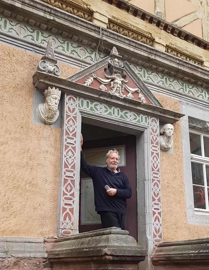 Karl Repfennig am Eingang zu seiner Atelierwohnung