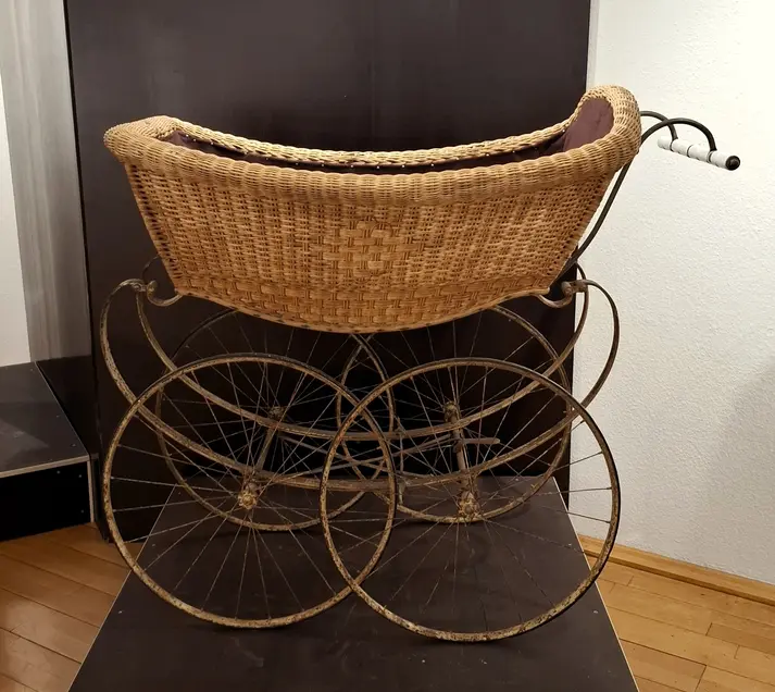 Ein alter Kinderwagen