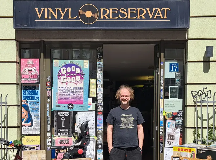 Hans Philipp Schubring im Eingang seines Ladens Vinyl Reservat