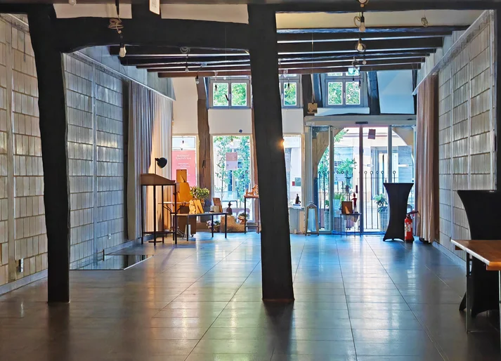 Innenaufnahme der Duderstädter Kulturstube mit Blick aus den Schaufenstern