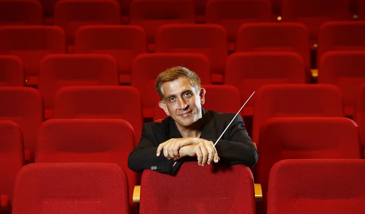 Chefdirigent Nicolas Milton auf Roten Sitzen