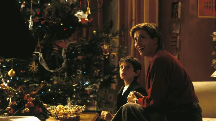 Emma Thompson sitzt mit ihrem Film-Sohn unterm geschmückten tannenbaum
