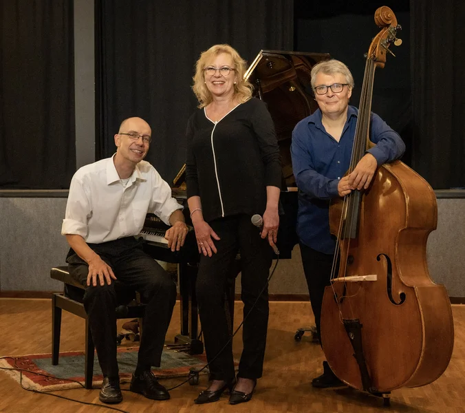 Die Gruppe Spielraum bestehend aus Michael Kotzian (Piano), Silvia Droste (Gesang) und Stefan Werni am Kontrabass