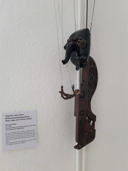 Ausstellungsraum in Ebergötzen – Eine Skulptur aus einer Brotschneidemaschine