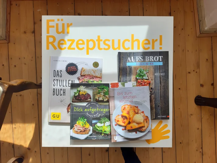 Ausstellungsraum in Ebergötzen – Ein Tisch mit ausgestellten Rezeptbüchern zum Brotbacken