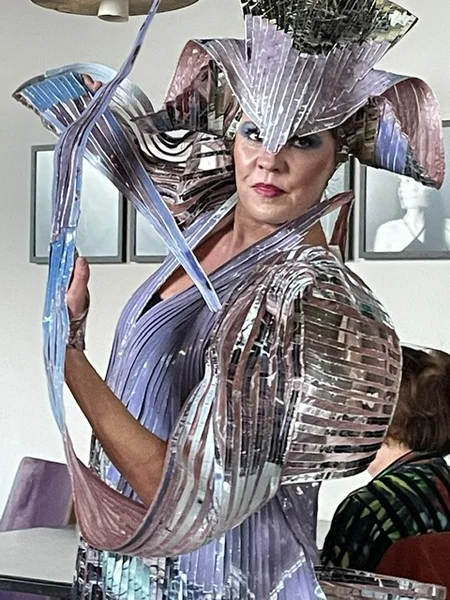 Frau in Kostüm aus Fotostreifen