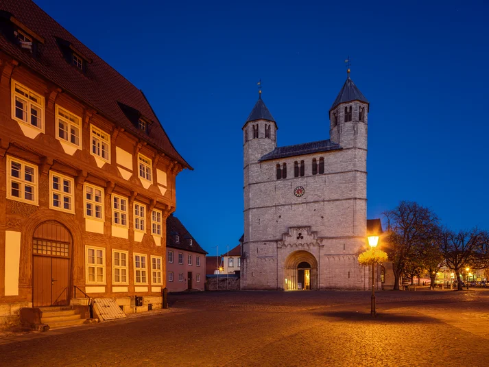 Außenaufnahme bei Nacht Bad Gandersheim Stiftskirche