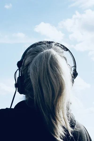 Kopf von Niki Matita von hinten mit Kopfhörern