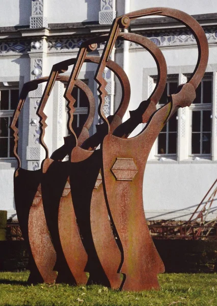 Stahl-Skulptur von Karl Repfennig: Vier Kopf-Umrisse