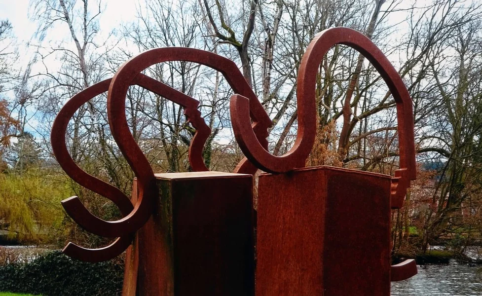 Stahl-Skulptur von Karl Repfennig: Drei Kopf-Umrisse