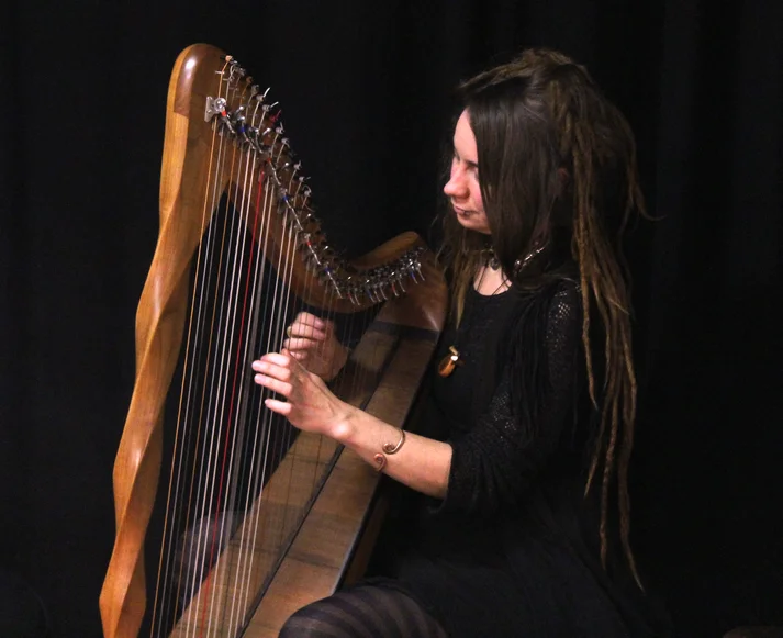 Gina Guenther alias Kaunoka spielt Harfe