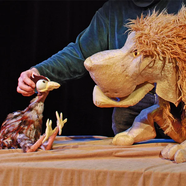 Der Löwe steht einem Huhn gegenüber - aus "Der Karneval der Tiere"
