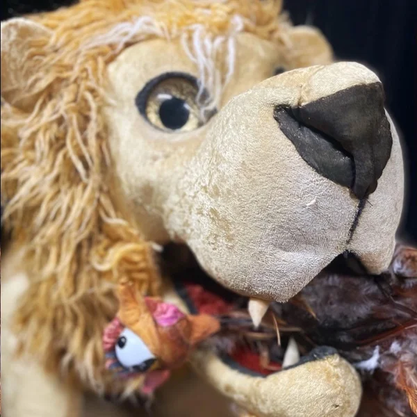 Der Löwe mit einem Huhn im Maul - aus "Der Karneval der Tiere"