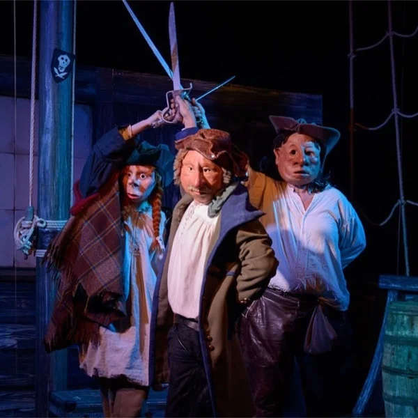 Szene aus "Auf rauer See" - Drei Piraten kreuzen ihre Säbel