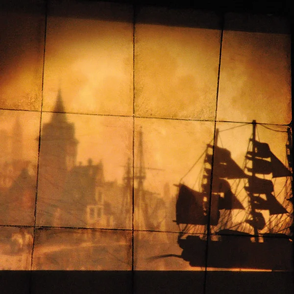 Schattenspiel: Ein Piratenschiff legt im Hafen der Stadt an