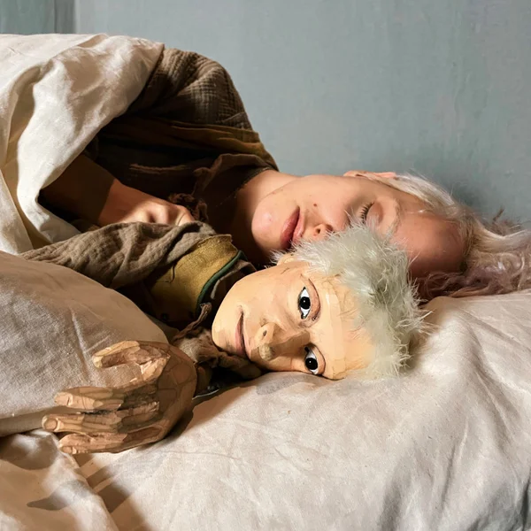 Gustav schläft in seinem Bett