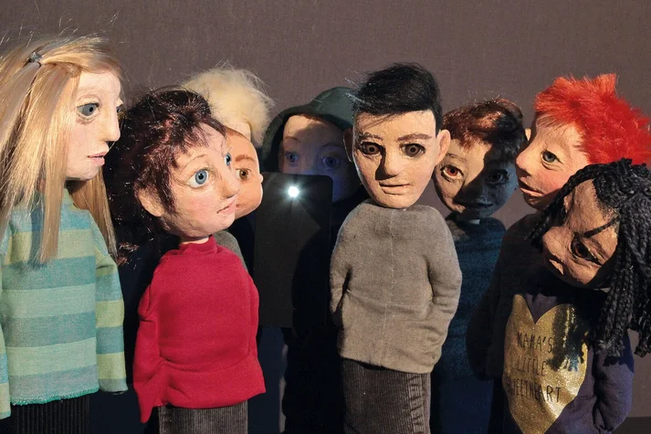 Jugendliche Puppen stehen in der Gruppe