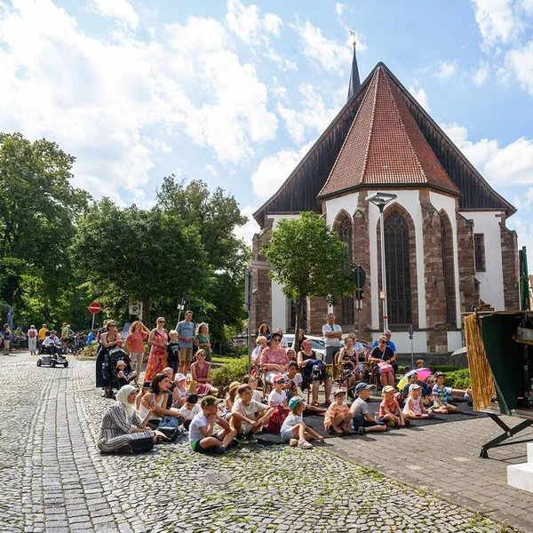 Publikum vor der St. Sixti Kirche in Northeim
