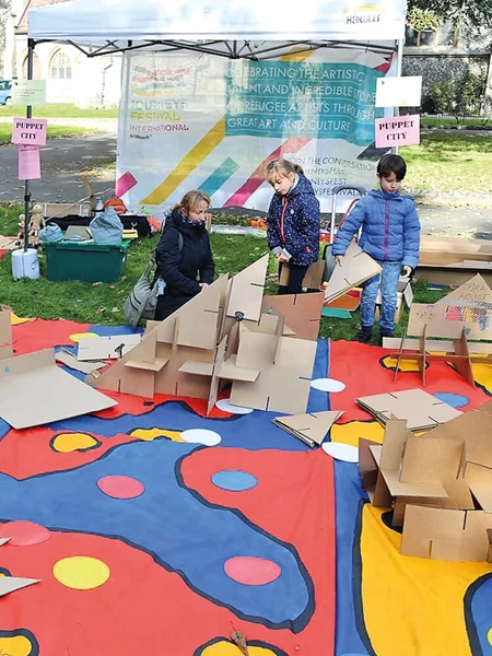 Puppet City – Kinder spielen mit Pappe im Park