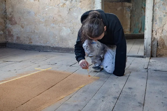 Installationskünstlerin bei der Arbeit