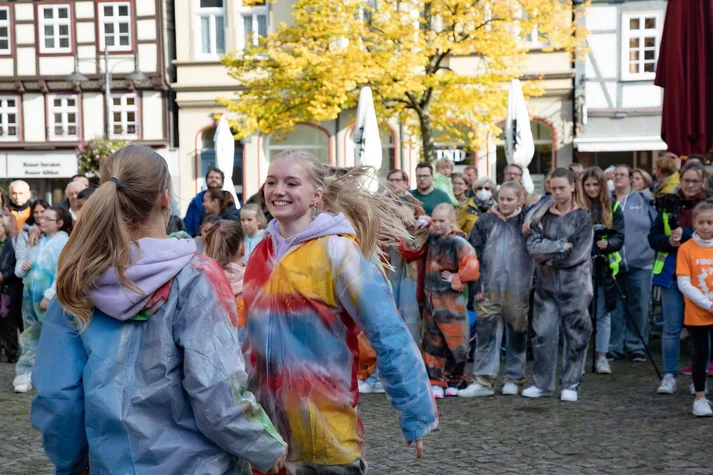 Mädchen beim Straßentanz