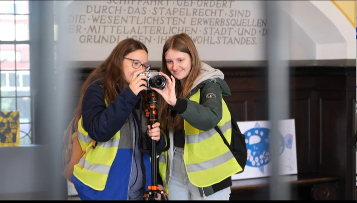 zwei Bildreporterinnen