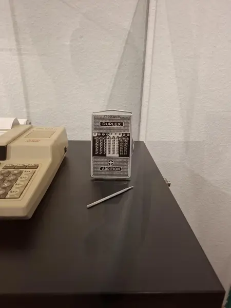 Ein Addiator - eine kleine Metallbox