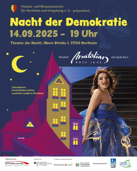 Plakat für die Veranstaltung „Nacht der Demokratie“ am 14. September 2025 um 19 Uhr im Theater der Nacht in Northeim. Links ist ein gezeichnetes, bunt beleuchtetes Theaterhaus mit schrägem Dach, gelbem Halbmond und kleinen Sternen vor dunkelblauem Nachthimmel zu sehen. Rechts steht die Sängerin Ayda Kirci im blauen Abendkleid lächelnd auf einer Treppe. Unten befinden sich Logos der Förderer und Partner wie Demokratie leben!, Landkreis Northeim und Theater der Nacht.