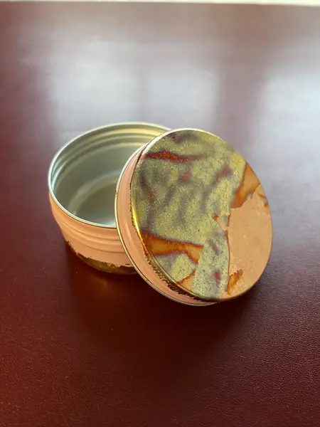 Cremedose, die mit Schlagmetall vergoldet wurde