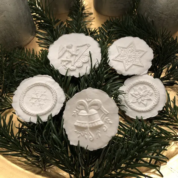 Papiermedallions mit weihnachtlichen Motiven