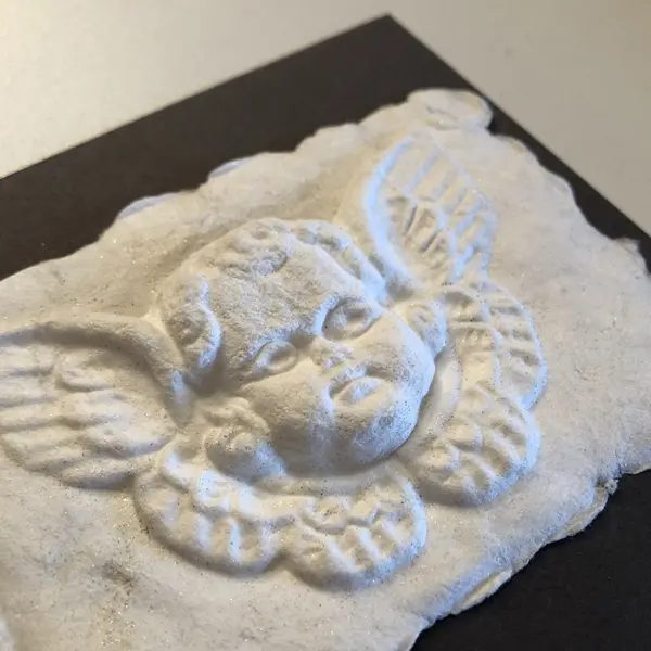 Papiermedallion mit Engelsgesicht