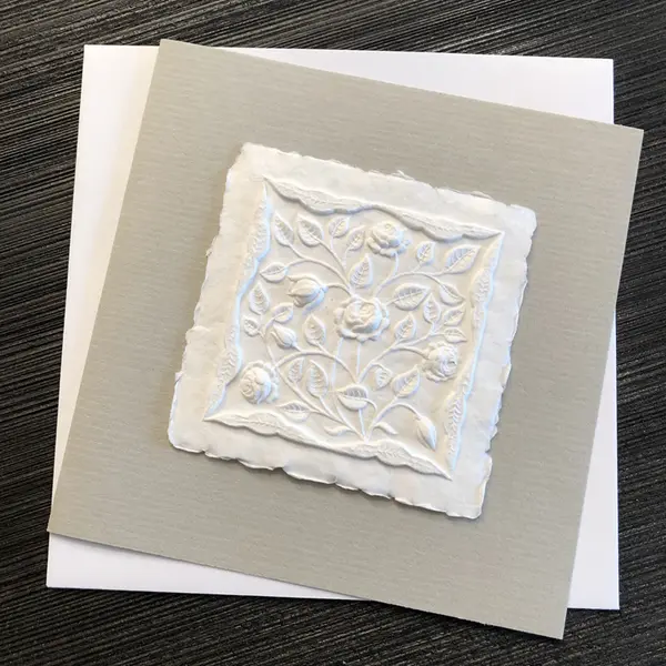Grusskarte mit Rosenmedallion aus Papier