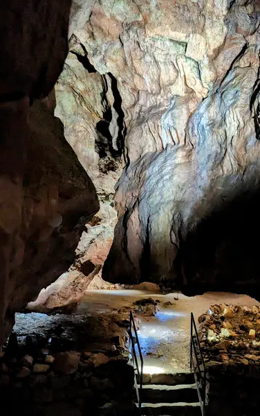 Treppe zum hinteren Brückmannsaal in der Iberger Tropfsteinhöhle 
