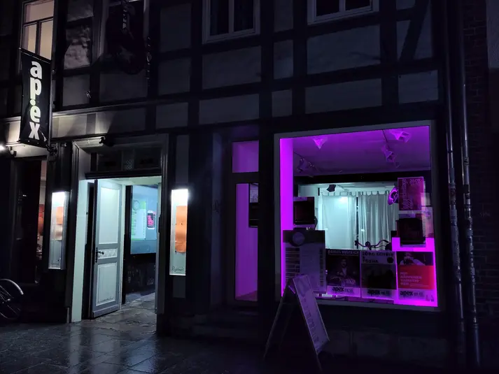 Außenaufnahme des Apex bei Nacht