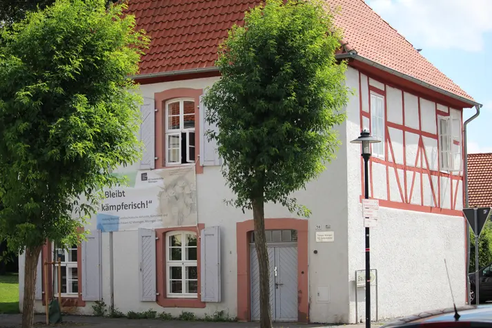 Der Verwaltungssitz der KZ-Gedenkstätte Moringen befindet sich im ehemaligen Torhaus der Stadt - einem weißen und roten Fachwerkhaus.