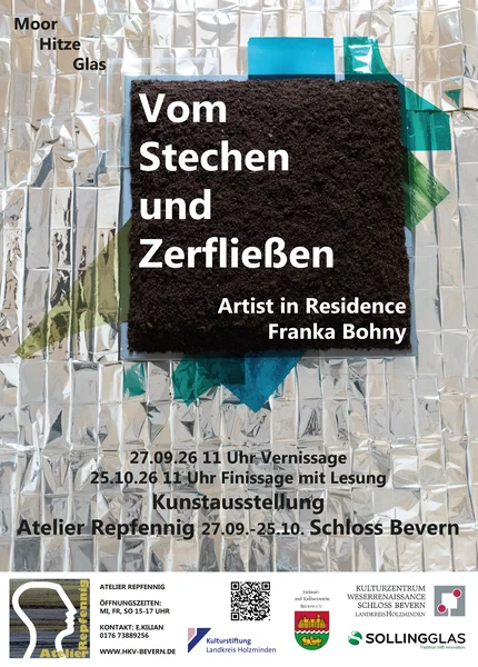 Plakat der Ausstellung Moor mit Buntglas auf silberner Rettungsdecke