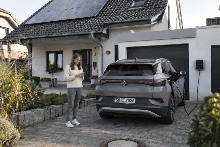 E-Auto lädt vor Haus mit PV