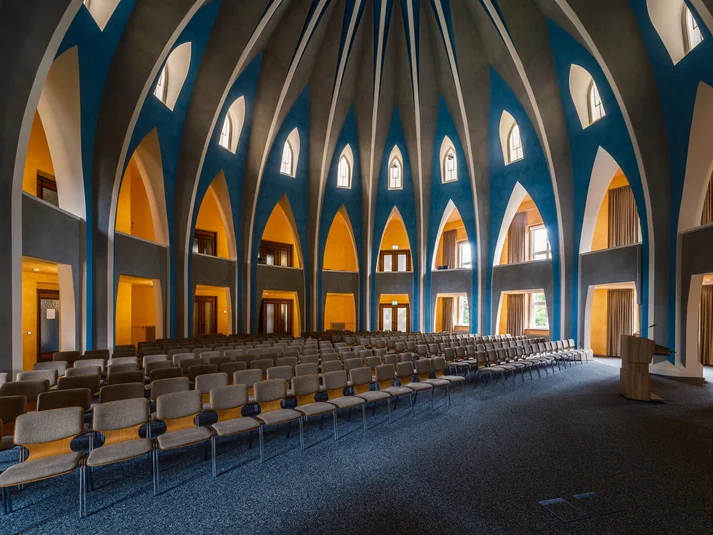 Der Innenraum der Aula Academica in blau und gelb.