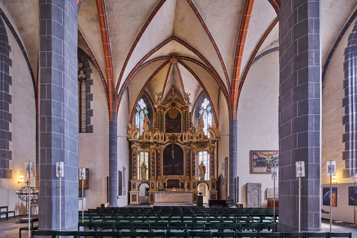 Innenaufnahme St. Blasius Kirche mit Blick auf den Altar durch zwei Säulen