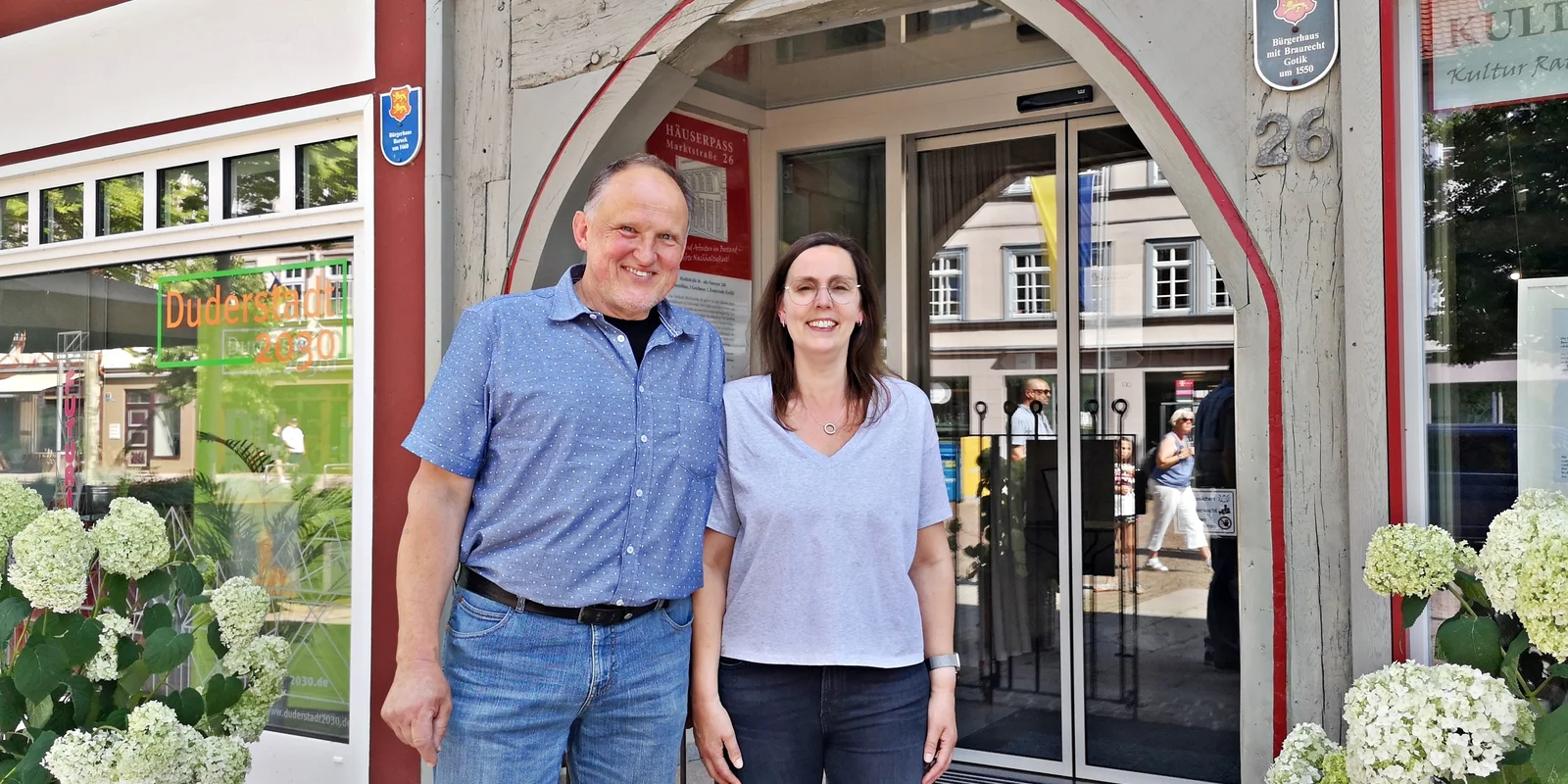 Rainer und Annegret Maring stehen vor dem Eingang (ein hölzener Spitzbogen) der Kulturstube Duderstadt