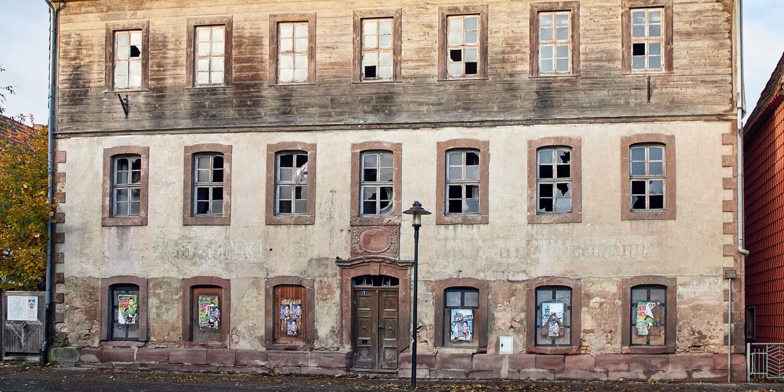 Außenansicht Ratskeller Moringen, ein altes zerfallenes Gebäude mit kaputten Fenstern