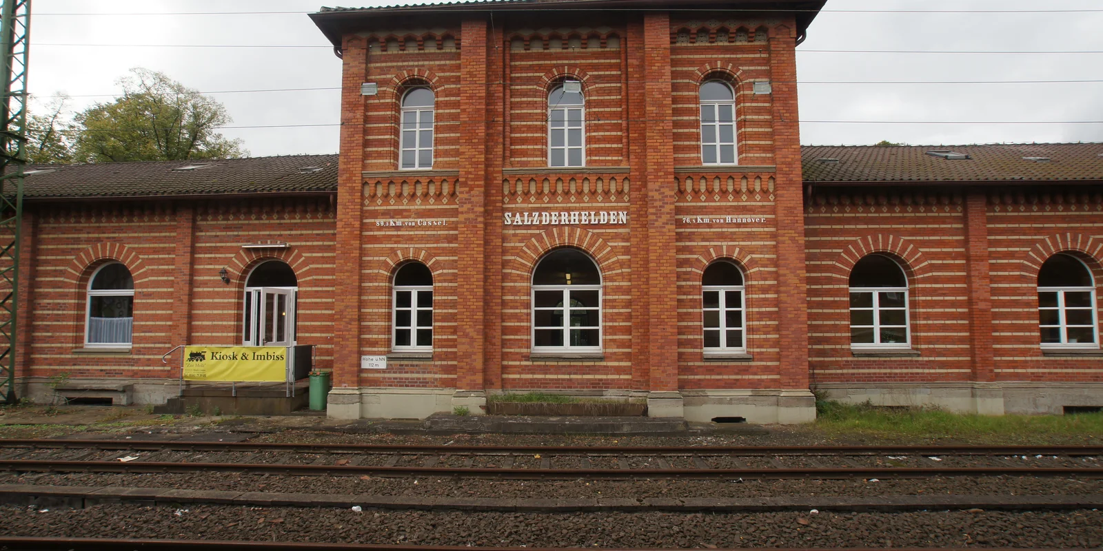 Blick auf den Bahnhof Salzderhelden von den Gleisen