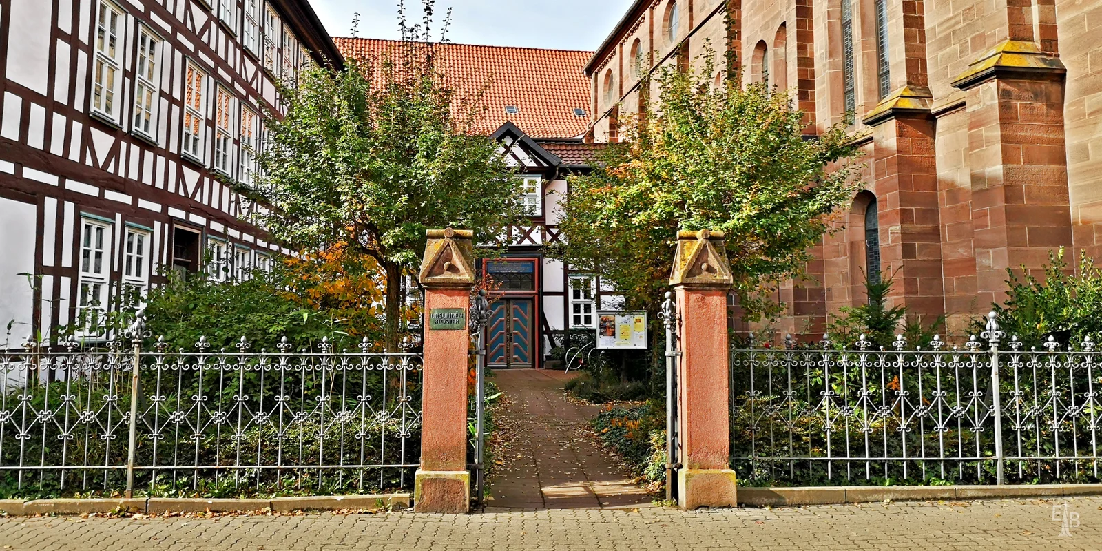Ursulinen Kloster - links das Klostergebäude, rechts die Liebfrauenkirche