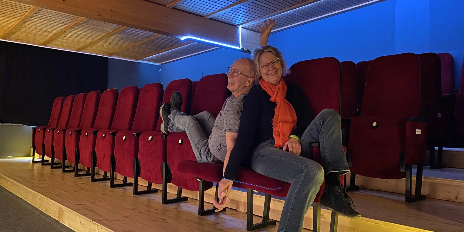Das Hotelier-Ehepaar im Zuschauerraum des Theaters