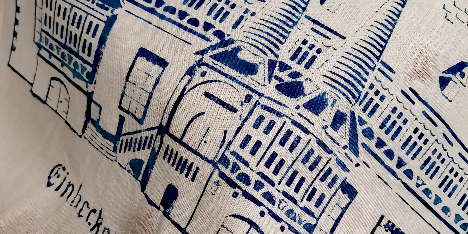 Ein beiger Jutebeutel mit dem Motiv des Einbecker Rathaus in blauer Farbe bedruckt mit Hilfe historischer Blaudrucktechnik.